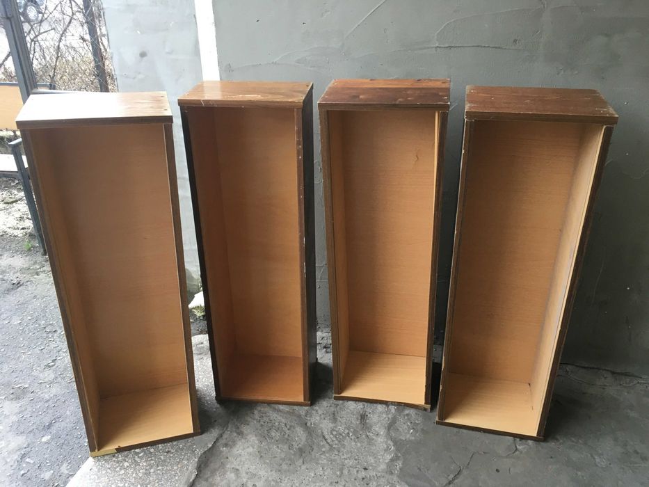 Полка книжная  без стекол всего 4 шт  б\у (цена 1 шт) самовывоз