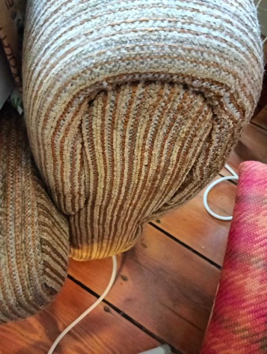 POLTRONA VINTAGE /SOFÁ, padrão riscado - Muito confortável.