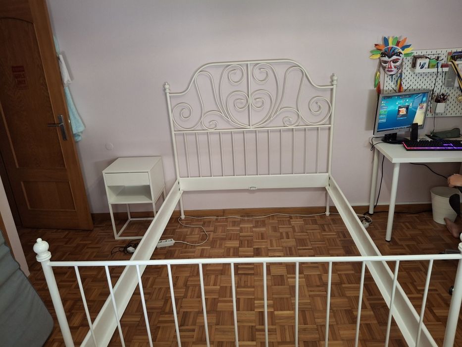 Cama de casal em ferro IKEA