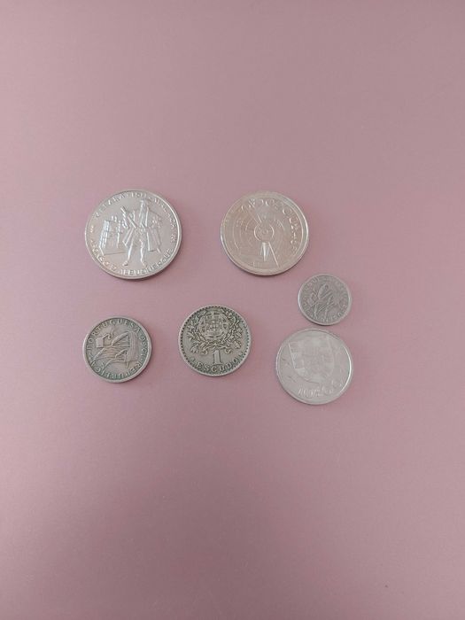Moedas antigas em escudo