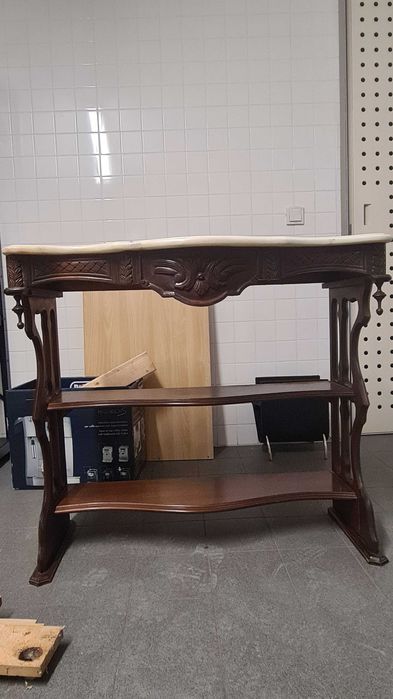 Consola de estilo medieval em madeira e mámore