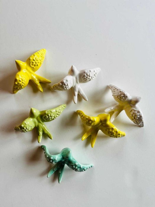 Conj 6 andorinhas de cerâmica coloridas com decorações em alto relevo.