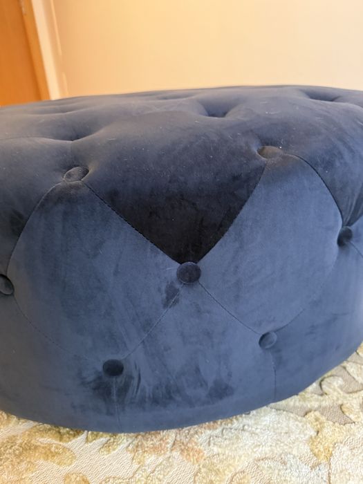 Pufe capitone azul veludo