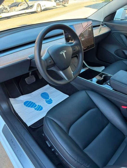 Tesla Model 3 — fotografia 8