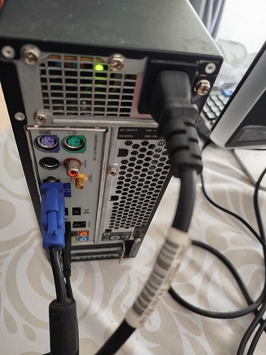 Computador 223GB de armazenamento, 2GB de RAM com Windows 10 Pro