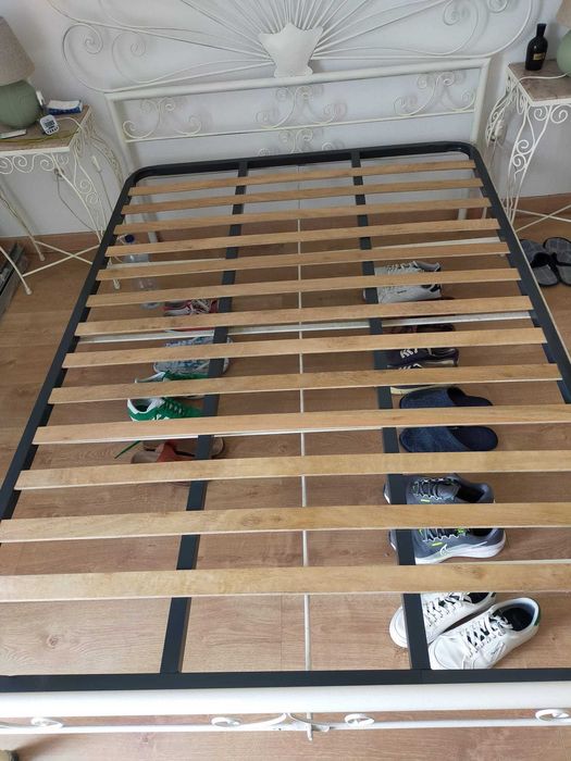 Cama de casal de ferro, colchão e estrado metálico