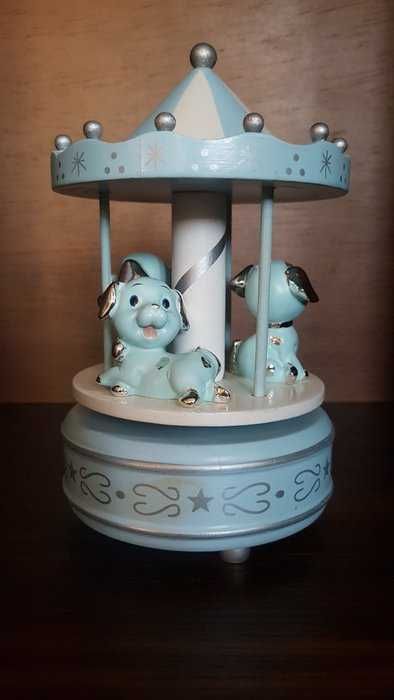 Carrocel antigo em madeira