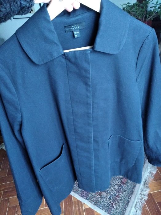 Casaco azul marinho da COS em ótimo estado.
