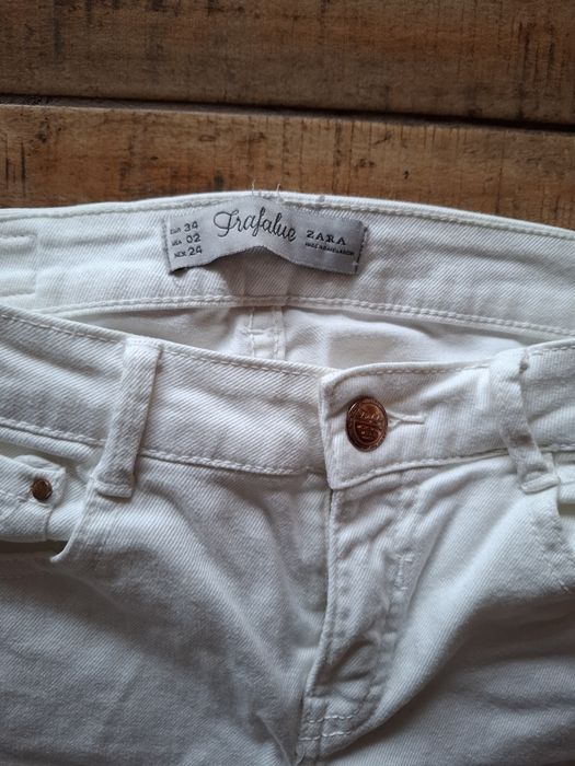 Białe spodnie jeansowe ZARA rozmiar XS