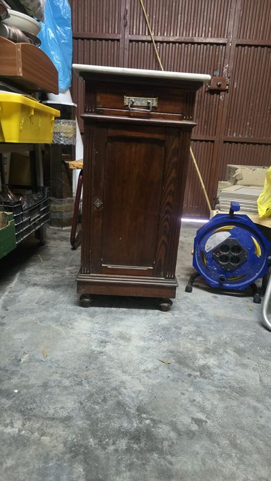 Mesa de cabeceira antiga