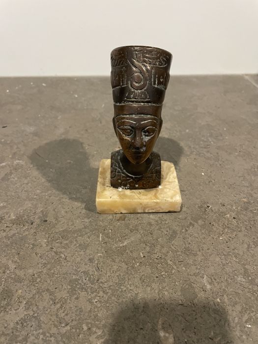 Esfinge em estanho com base em mármore