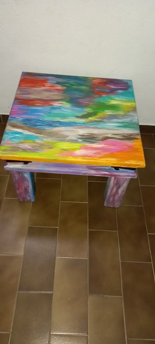 Mesa de madeira maciça psicadélica