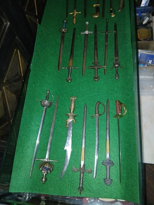 Colecao 20 Espada minitura por 200 €