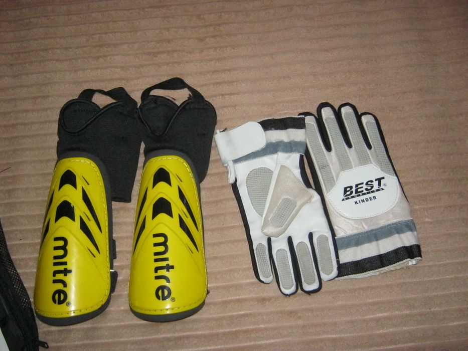 ochraniacze na goleń MITRE i rękawice bramkarskie
