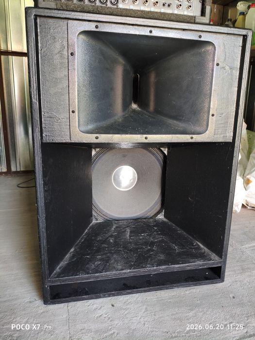 Kolumny estradowe Cervin Vega v30d