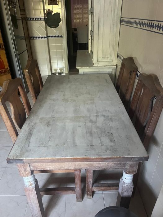 Louceiro e mesa e cadeiras rústicas