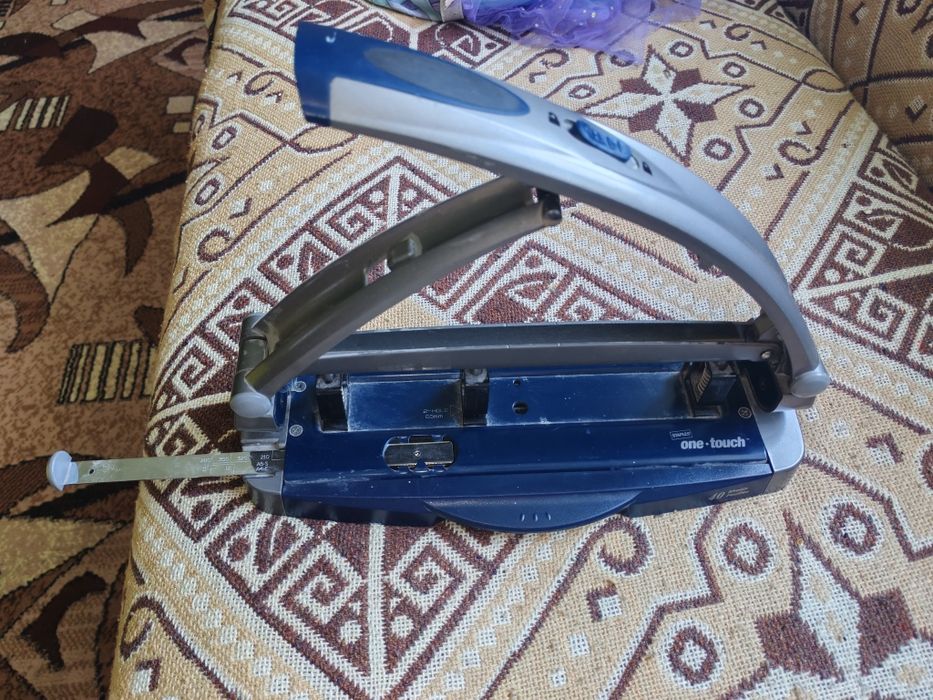Діркопробивач Staples One-Touch Adjustable 3-Hole Punch, 40-Sheet Capacity