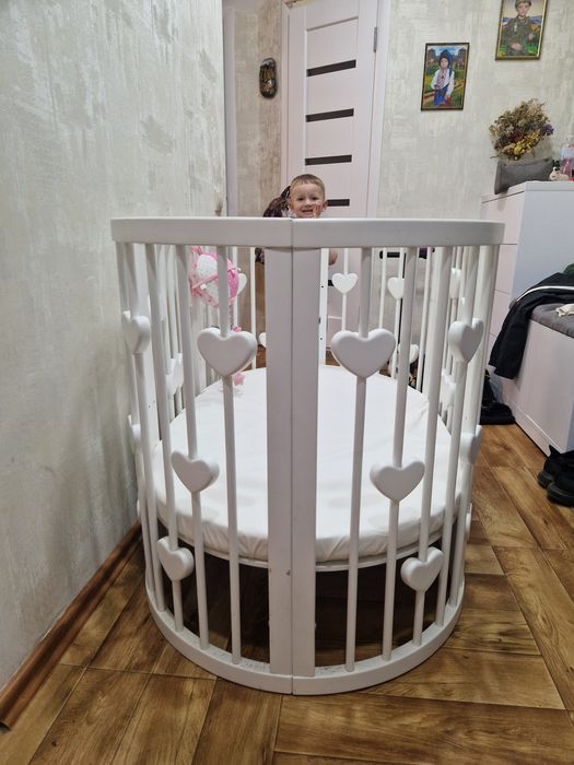 Дитяча кроватка.