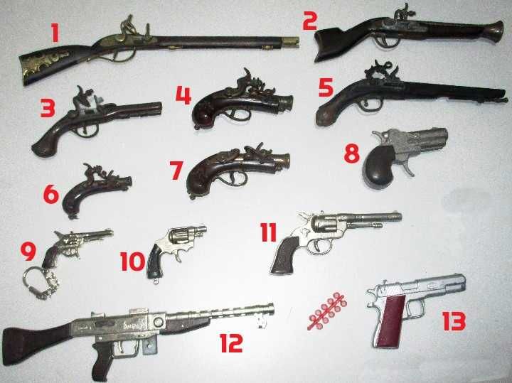 13 antigas pistolas miniaturas de fulminantes de vários formatos