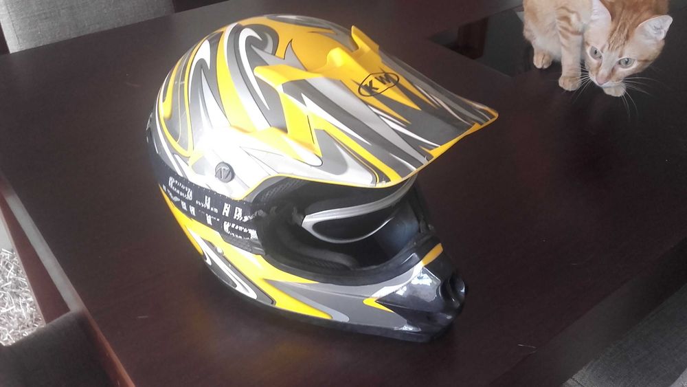 Vendo capacetes amarelo cross KW com oculos Mito ou o capacete cinza.