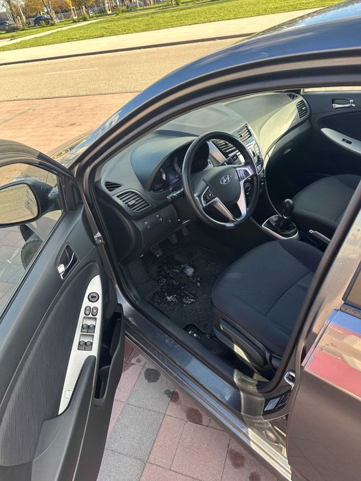 Hyundai Accent 2012 1.6 бензин