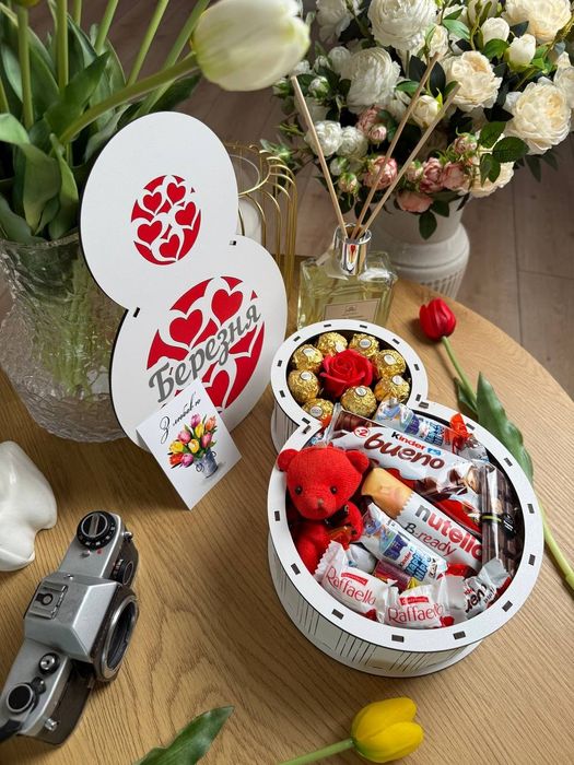 Подарунковий бокс для жінки до 8 березня. Солодкий набір