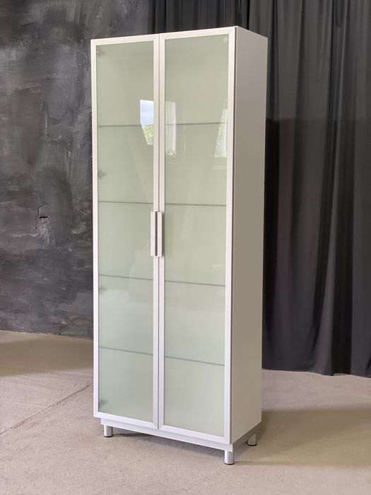 Witryna IKEA biała z matowym szkłem i szklanymi półkami