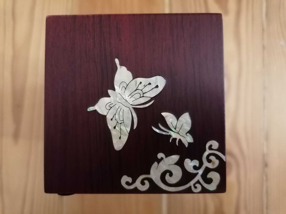 Caixinha de joias Coreana lacada com desenhos a madre pérola