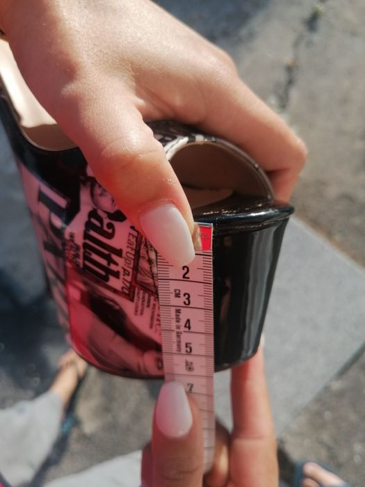 Sapato alto aberto com tema de Paris