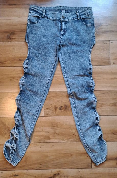 Spodnie z wyciętymi nogawkami jak nowe