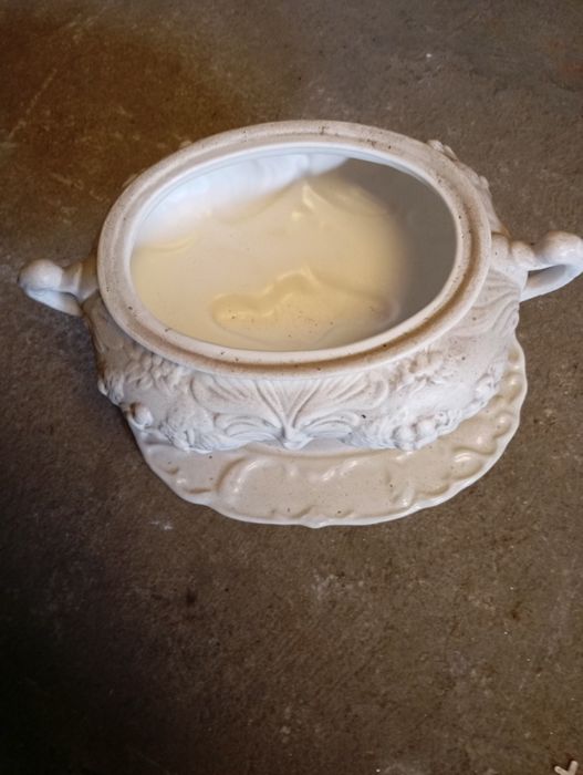 Vendo esta terina muita bonita bom estado