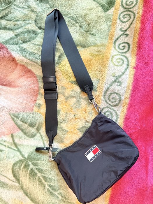 Чорна сумка через плече Томмy Hilfiger