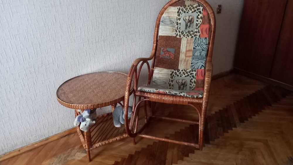 Столик из лозы со стеклом.