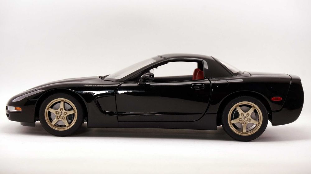 Модель UT Models AUTOart 1:18 Chevrolet Corvette (C5) Hardtop