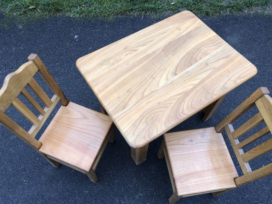 Дитячий, деревʼяний стіл та 2 стільці