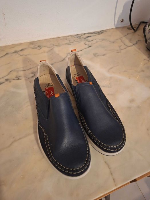 Sapatos Fluchos azuis e castanhos