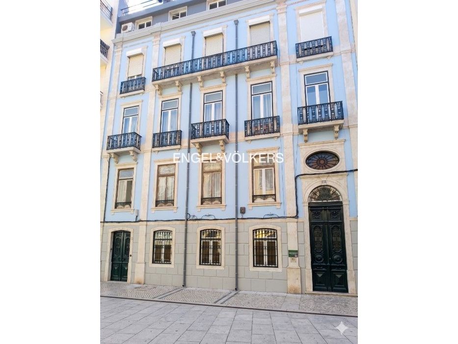 Imóvel com Charme e Potencial em Campo de Ourique