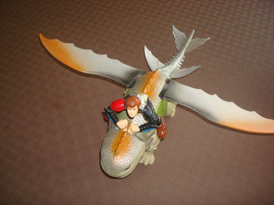 Boneco "Dragão desdentado" a pilhas64738284102531121