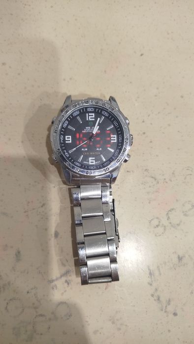Часы Weide water resist 30M сломан ремешок