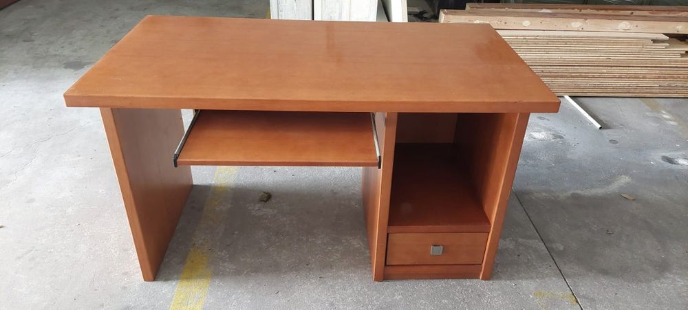 Secretária madeira com gaveta para teclado