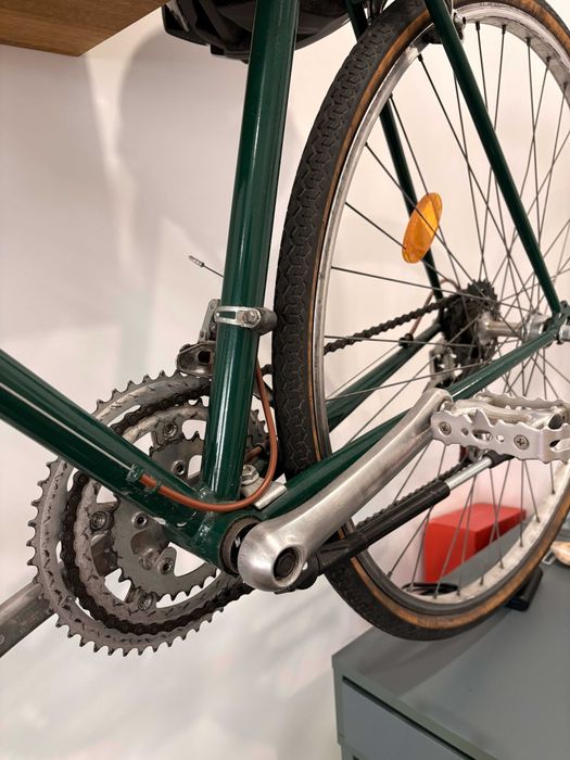 Bicicleta clássica de cidade 54cm — quadro de aço verde, selim de couro, com capacete, cadeado e bomba