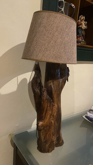 Candeeiro de madeira feito à mão