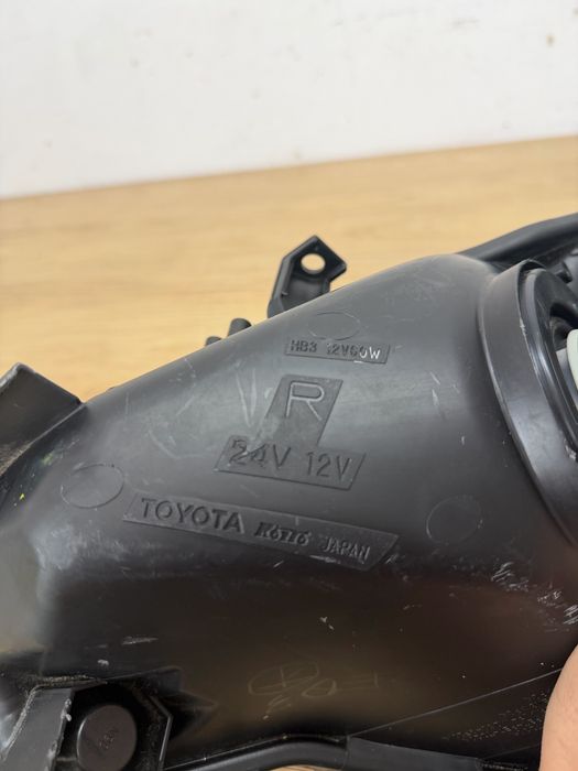 Lampa prawy przod Toyota Prius plus + 12-15r, oryginal, Europa