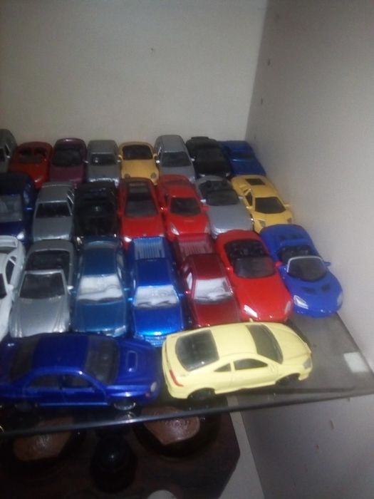 Carros miniaturas e camiões de colecção