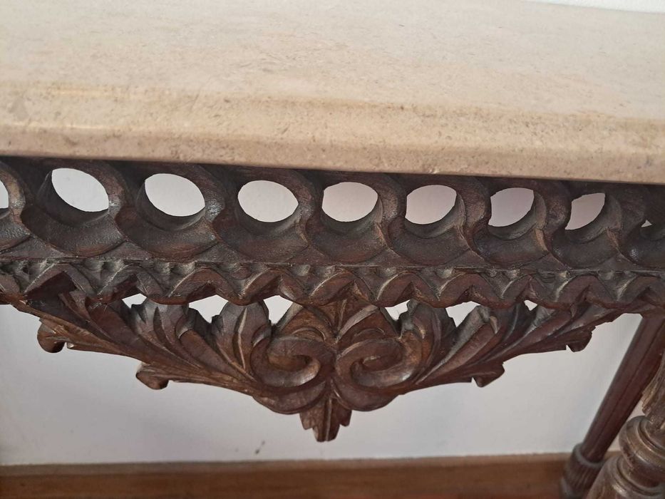 Aparador Clássico em Madeira talhada com tampo de Mármore. Classic antique credenza/sideboard in carved wood and marble top
