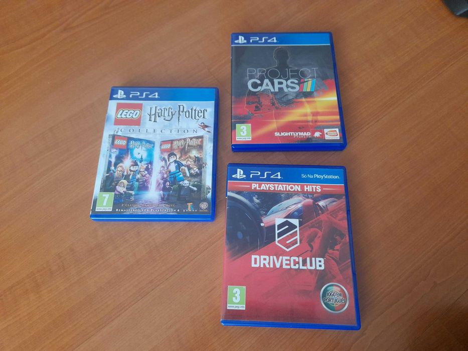 Playstation 4 com três comandos, três jogos, volante e pedais