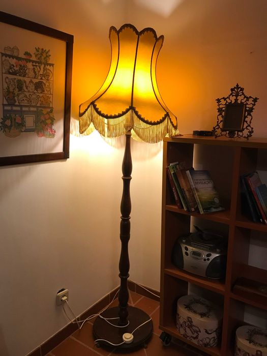Candeeiro de pé vintage/clássico com perna castanha - 49€