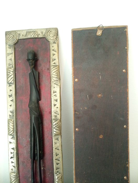 Conjunto de paineis de parede / Quadros tradicionais em metal  trabalhado com estatueta tribal africana esculpida em madeira 54 cm x 15 cm