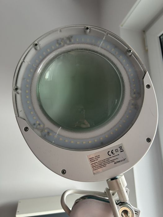 Lampa kosmetyczna z lupa