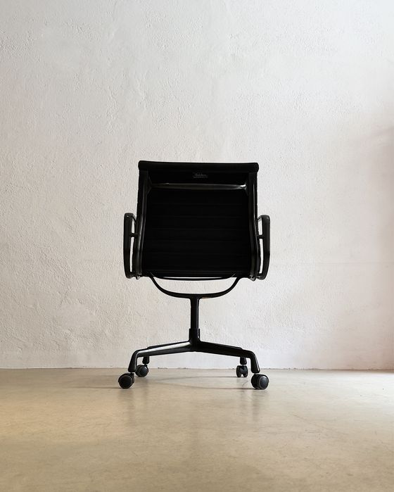 Cadeira Eames EA 108 Vitra